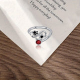 Verstellbarer Ring mit schwarzem Pfotenabdruck und rotem Edelstein