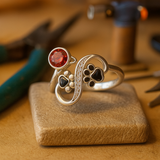 Verstellbarer Ring mit schwarzem Pfotenabdruck und rotem Edelstein