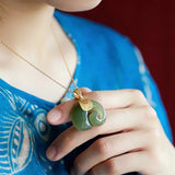 Hetian Jade Elefantenanhänger Halskette – 18K vergoldete Kette für Damen