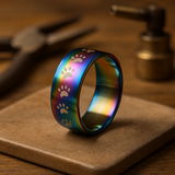 Handgefertigter Regenbogen Edelstahlring mit Pfotenabdruck